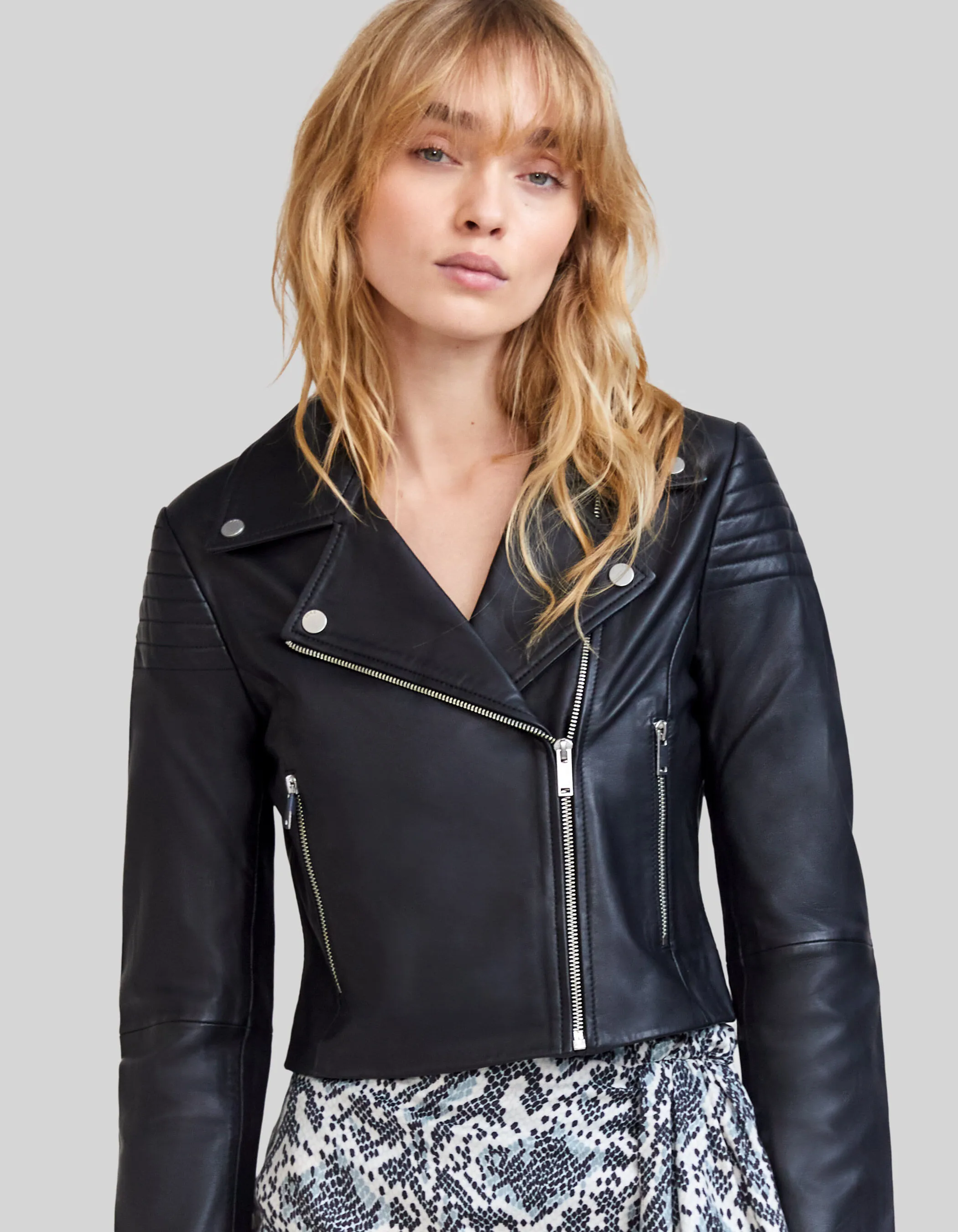 Blouson court en cuir d'agneau épaules matelassées femme