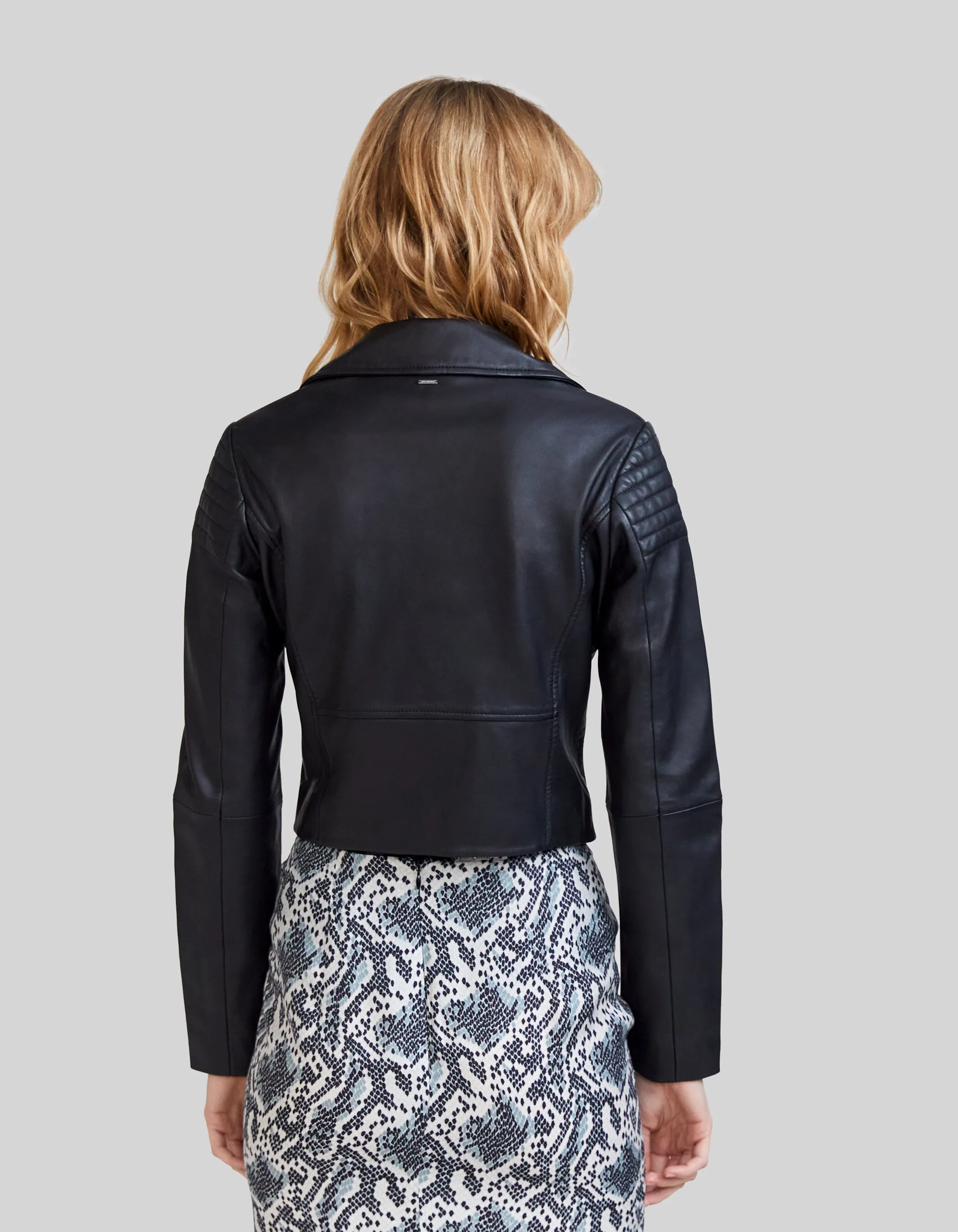 Blouson court en cuir d'agneau épaules matelassées femme