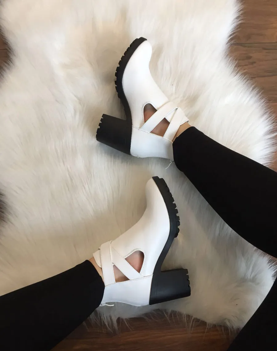 Bottines blanches crantées à boucles croisées 