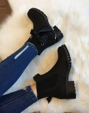 Bottines noires perforées à semelles crantées 