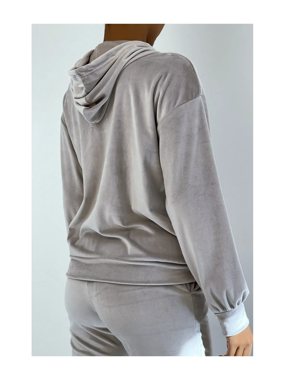 Ensemble jogging gris en peau de pêche avec poches et capuche