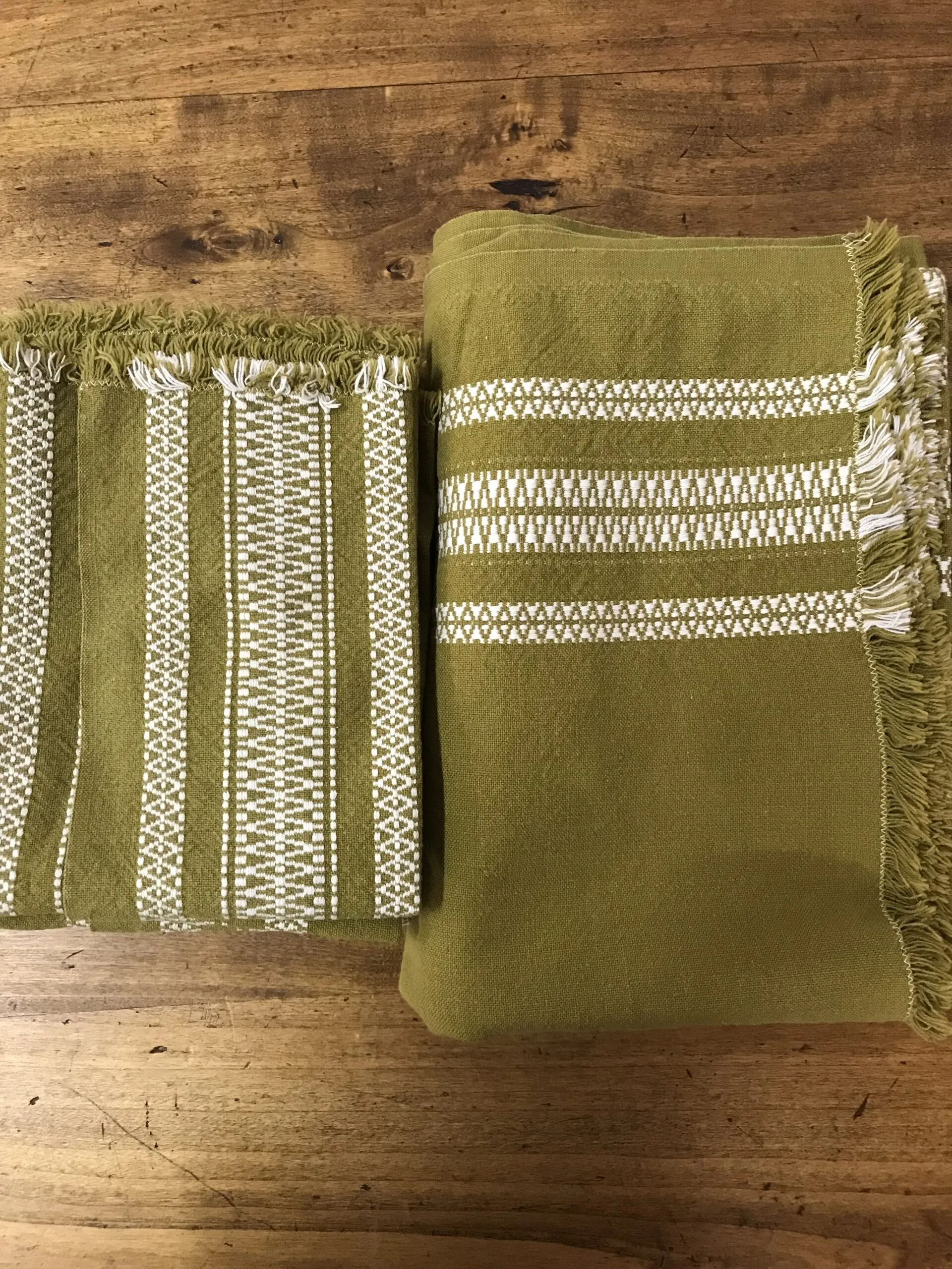 Ensemble nappe et 8 serviettes brodées, kaki vintage - Ressourcerie Histoires Sans Fin