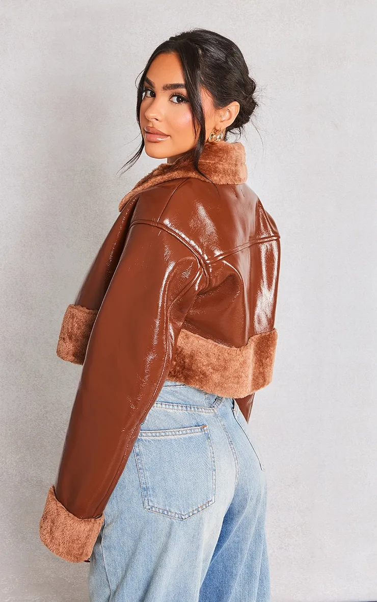 Petite Veste courte en vinyle marron clair à col en fausse fourrure et détail boucle