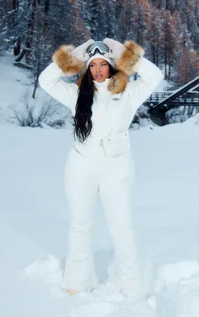 PRETTYLITTLETHING SKI Plus Combinaison de ski crème à ceinture et ourlet en fausse fourrure effet trempé