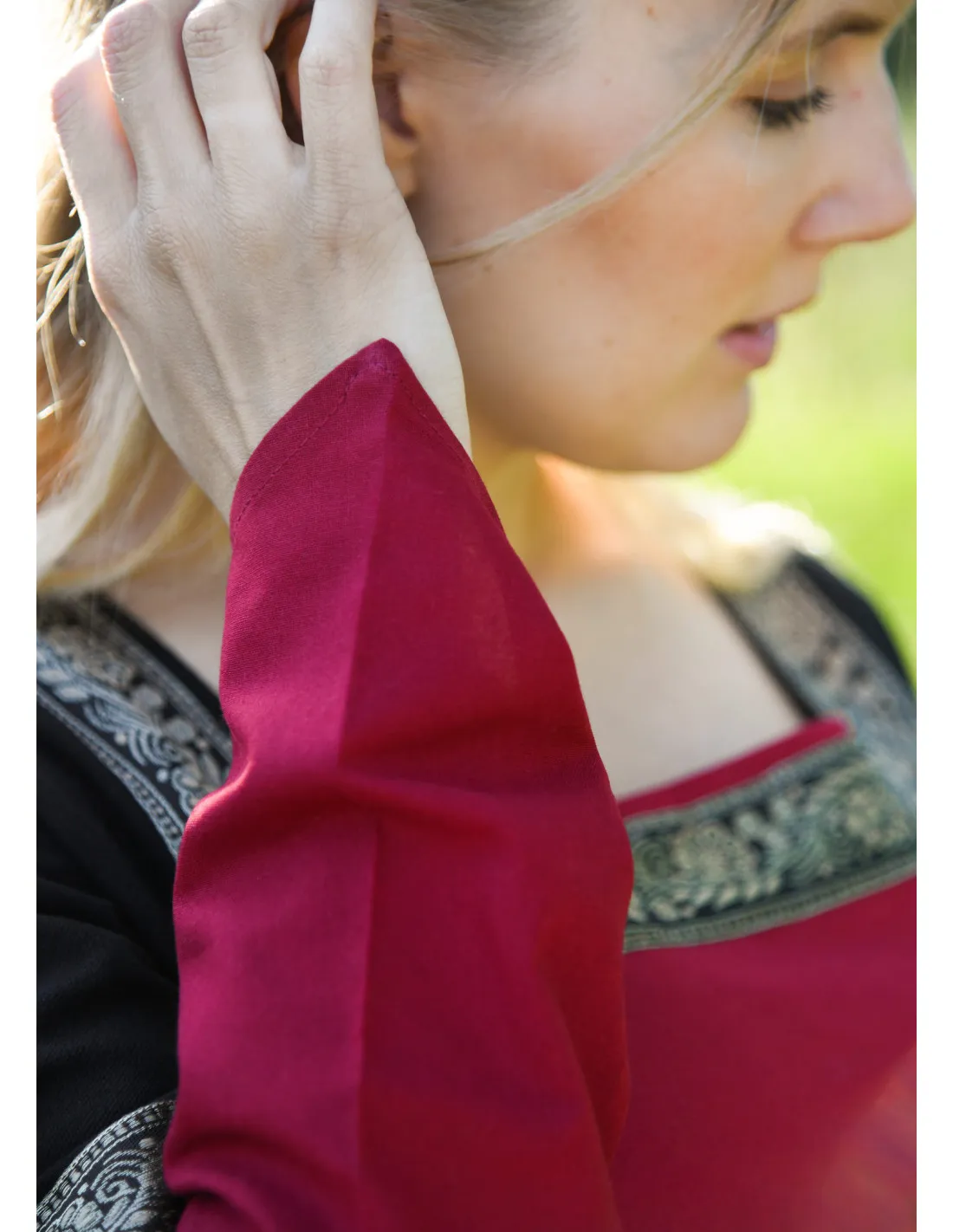 Robe médiévale Leonor en rouge-noir avec capuche ⚔️ Boutique Épées